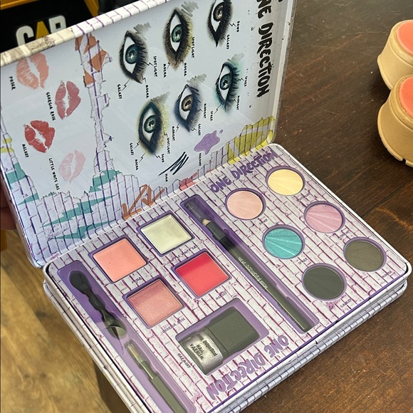 1D Colorful Makeup Set - Picture 2 of 4